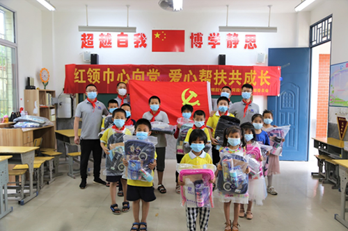 紅領(lǐng)巾心向黨，愛心幫扶共成長，開展愛心助學(xué)捐贈(zèng)活動(dòng)